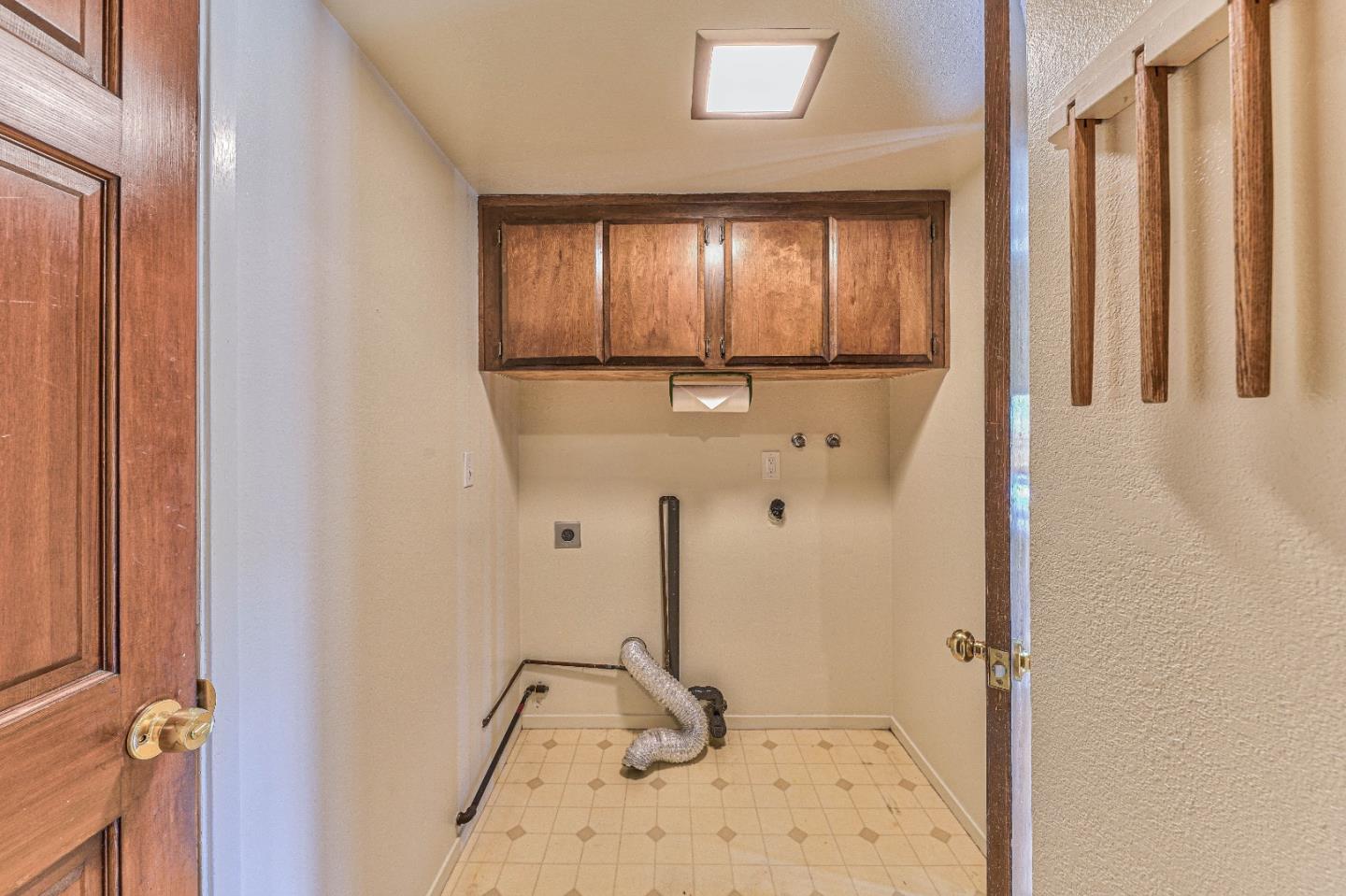 Detail Gallery Image 19 of 37 For 1141 Greenwood Pl, Salinas,  CA 93901 - 4 Beds | 2/1 Baths