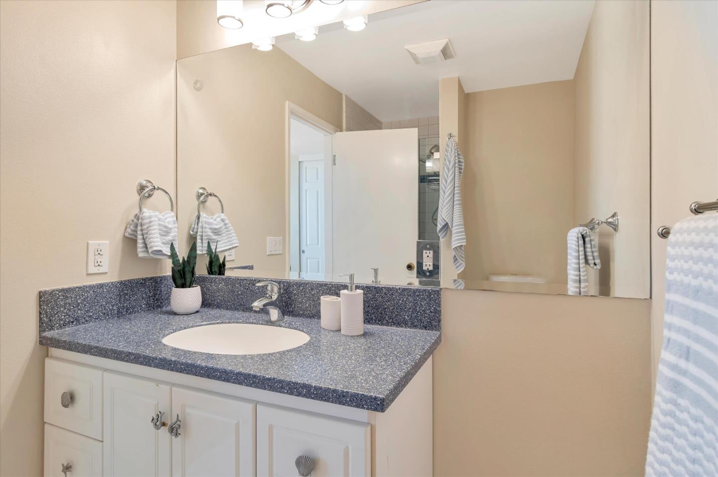 Detail Gallery Image 14 of 20 For 22762 Majestic Oak Way, Cupertino,  CA 95014 - 2 Beds | 2 Baths