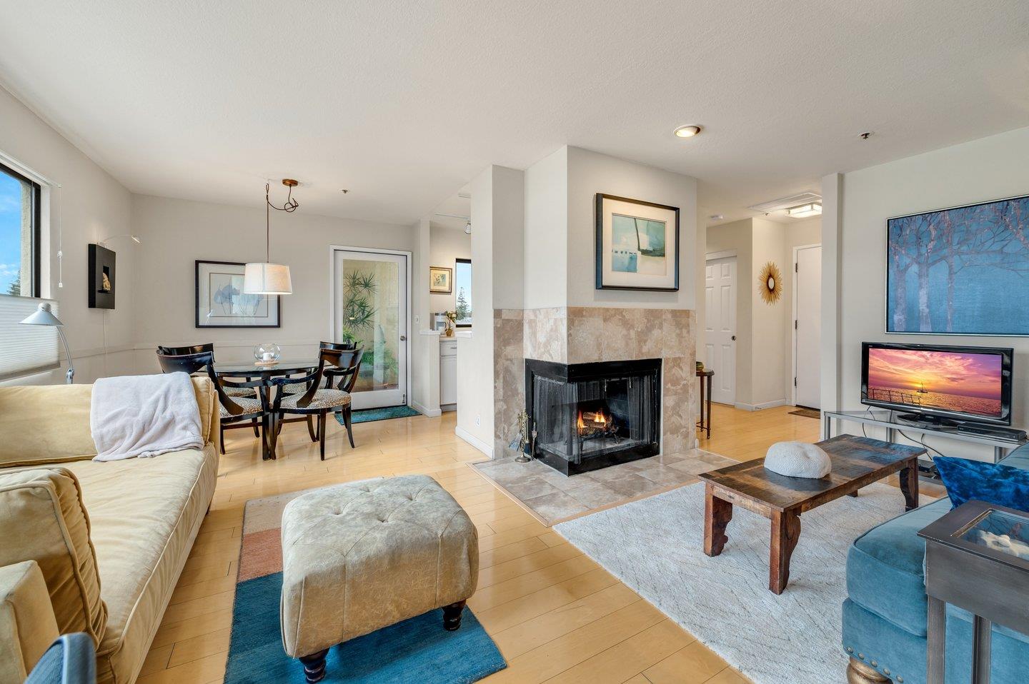 Detail Gallery Image 1 of 30 For 117 California Ave #D300,  Palo Alto,  CA 94306 - 1 Beds | 1 Baths