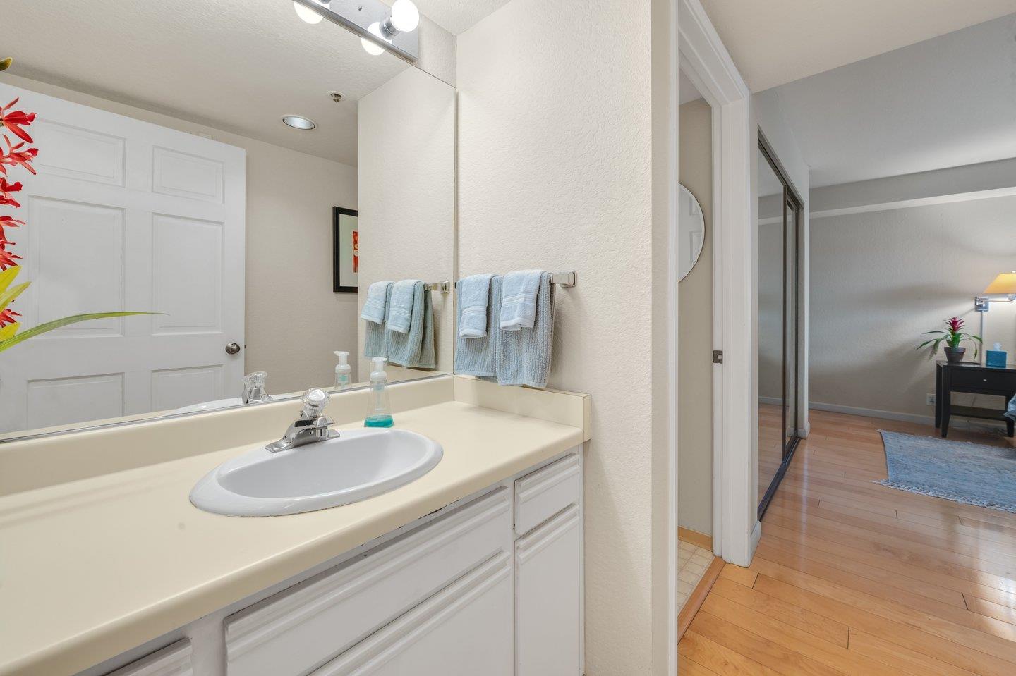 Detail Gallery Image 16 of 30 For 117 California Ave #D300,  Palo Alto,  CA 94306 - 1 Beds | 1 Baths