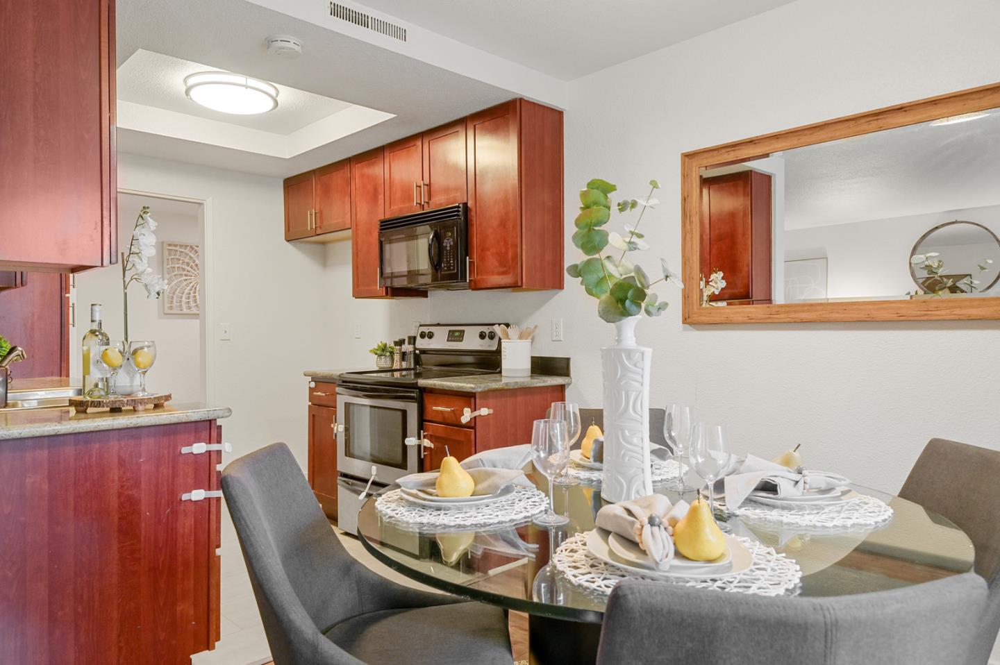 Detail Gallery Image 5 of 31 For 1318 B St #203,  Hayward,  CA 94541 - 2 Beds | 2 Baths