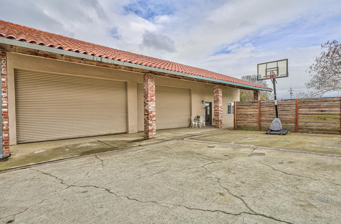 1905 Mccloskey Rd, Hollister, CA 95023 4 Beds 3 Baths (Active