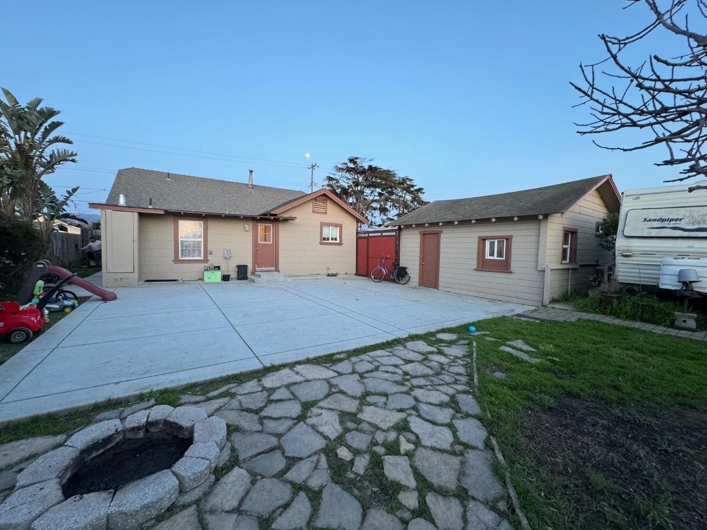 Detail Gallery Image 2 of 19 For 1410 Wiren St, Salinas,  CA 93905 - 2 Beds | 2 Baths