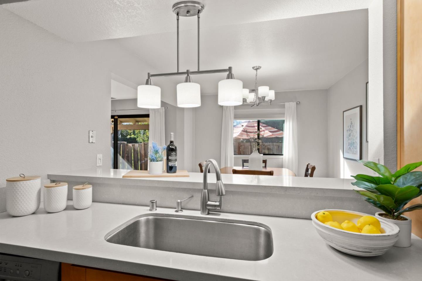 Detail Gallery Image 14 of 35 For 707 Valley Run, Hercules,  CA 94547 - 3 Beds | 2/1 Baths