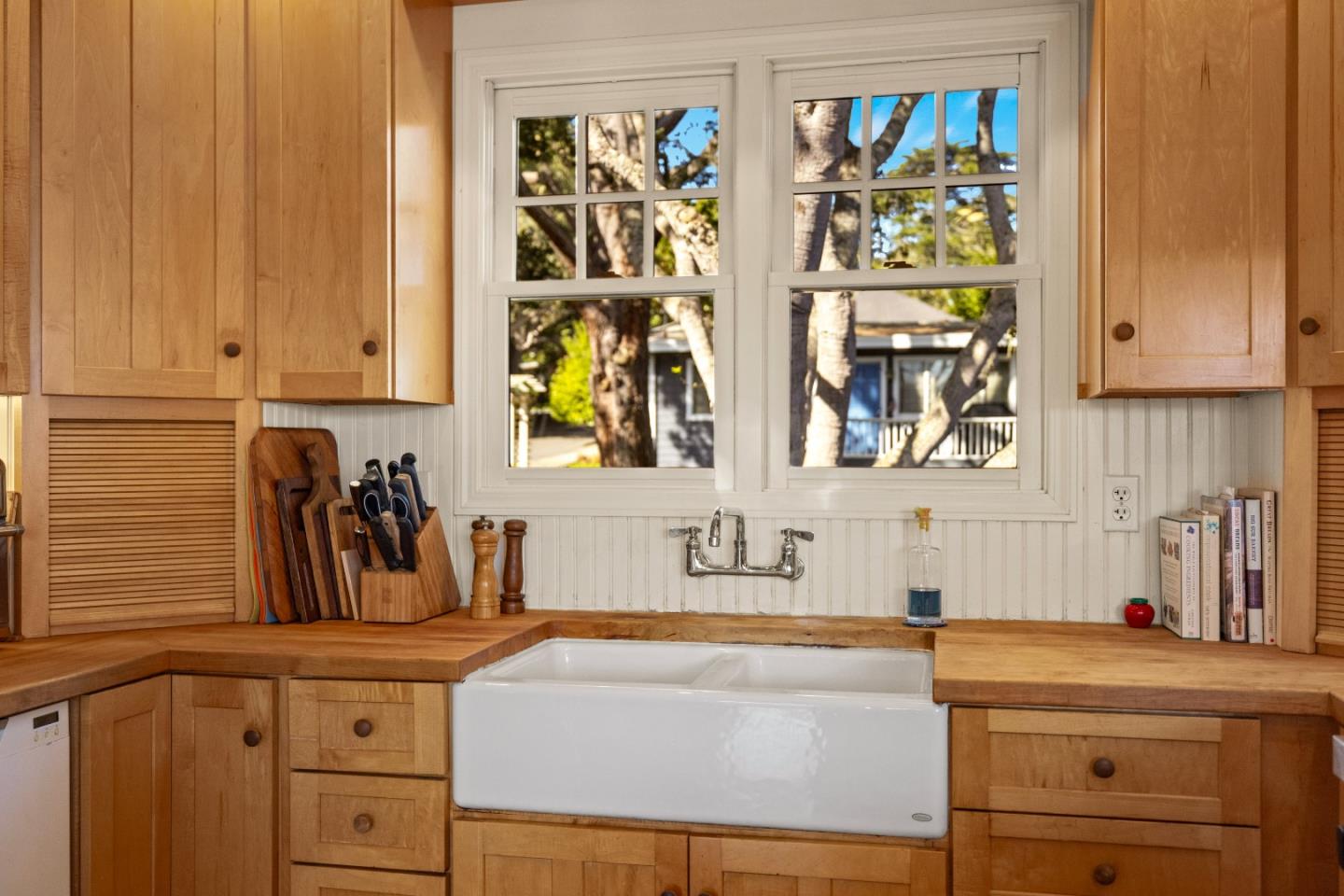 Detail Gallery Image 12 of 46 For 229 Locust St, Pacific Grove,  CA 93950 - 2 Beds | 2 Baths