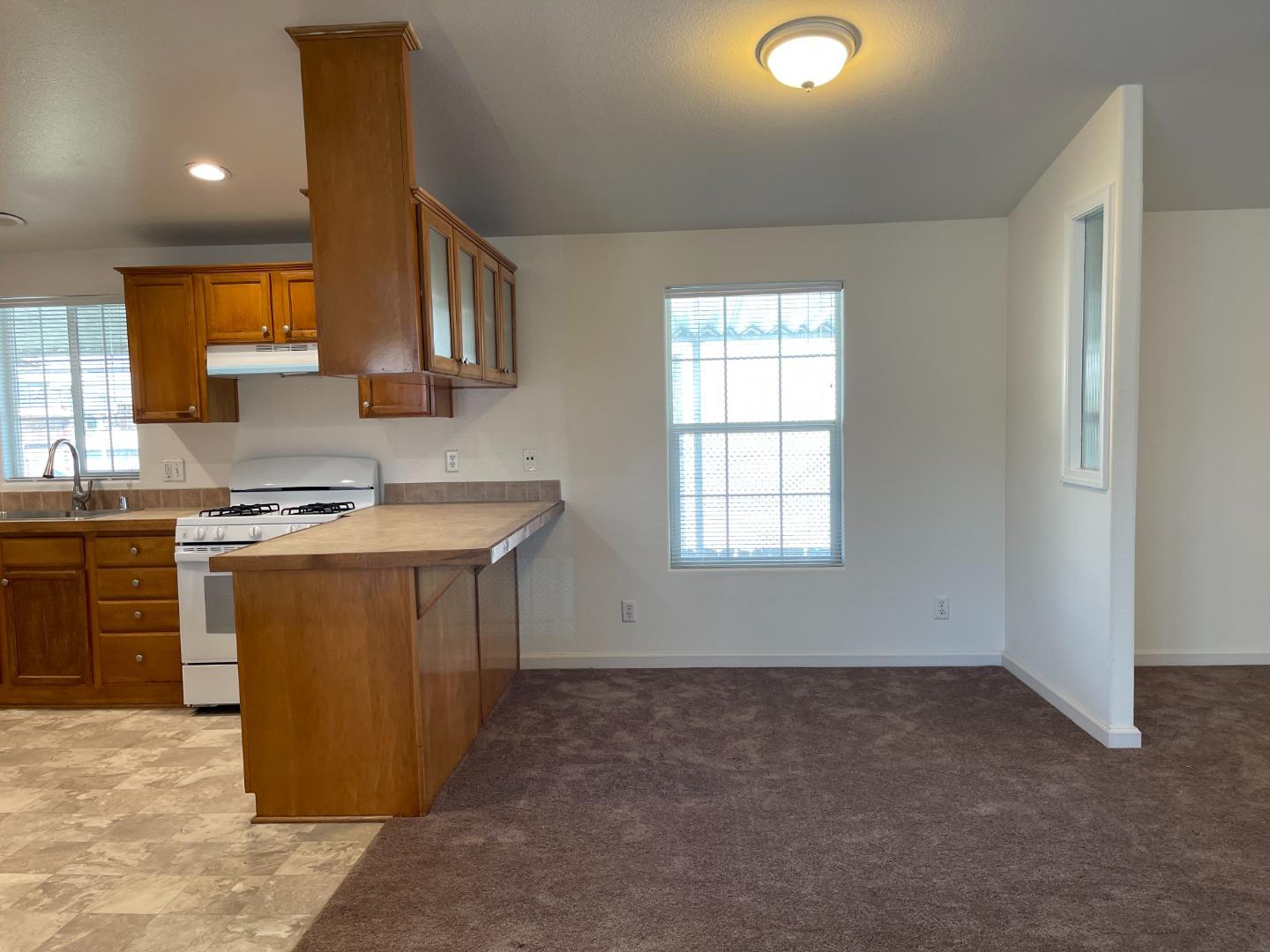 Detail Gallery Image 3 of 20 For 117 Peartree Ln #117,  Hollister,  CA 95023 - 4 Beds | 2 Baths