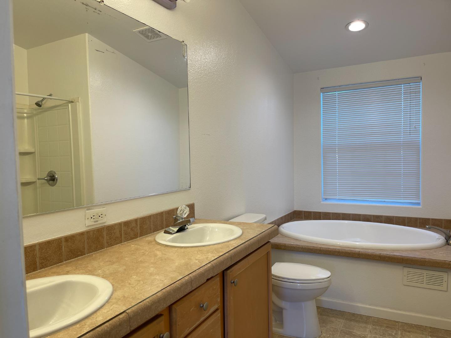 Detail Gallery Image 8 of 20 For 117 Peartree Ln #117,  Hollister,  CA 95023 - 4 Beds | 2 Baths