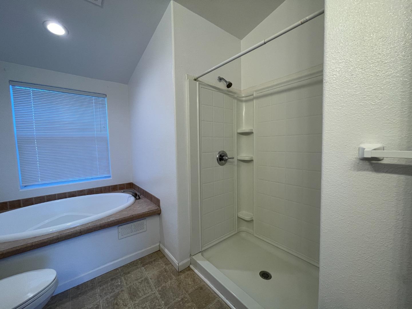 Detail Gallery Image 9 of 20 For 117 Peartree Ln #117,  Hollister,  CA 95023 - 4 Beds | 2 Baths