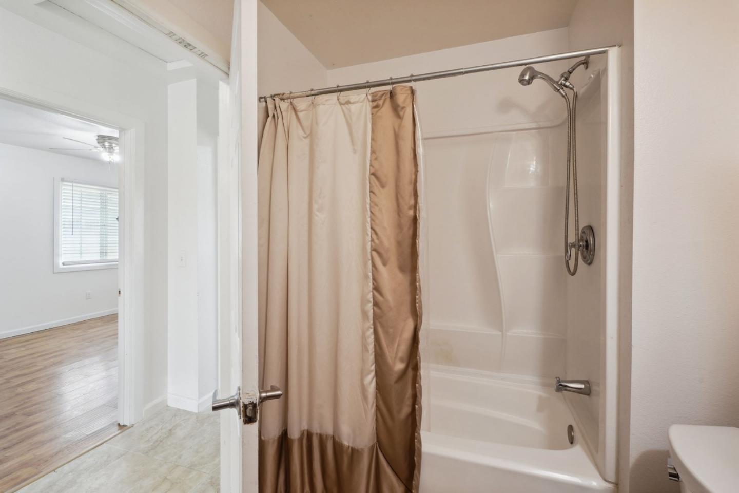 Detail Gallery Image 14 of 20 For 1422 W 104th St, Los Angeles,  CA 90047 - 3 Beds | 1 Baths