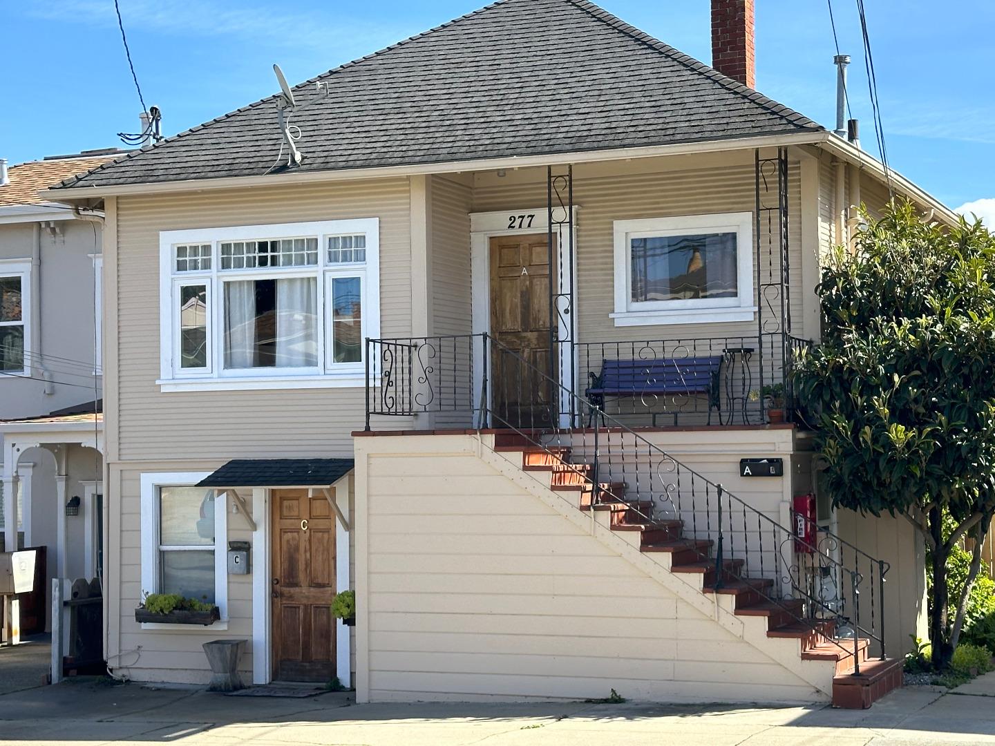 Photo of 277 Van Buren St in Monterey, CA