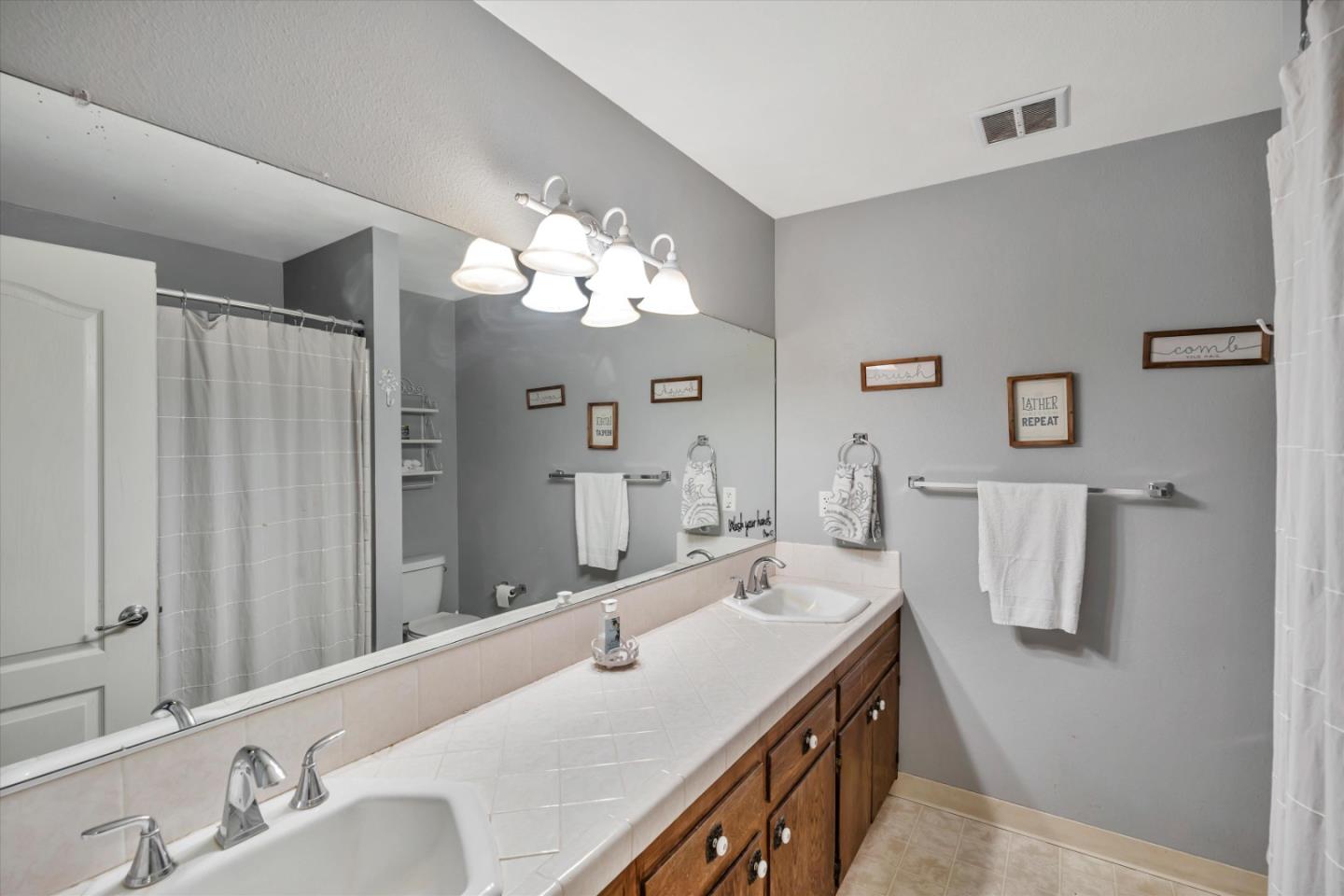 Detail Gallery Image 12 of 15 For 1075 E Edison St, Manteca,  CA 95336 - 4 Beds | 2 Baths
