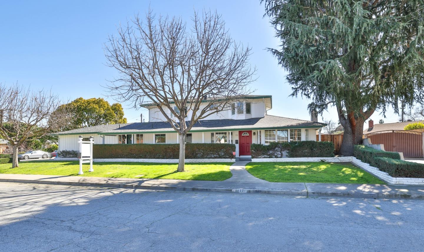 221 Rodonovan Dr, Santa Clara, CA 95051