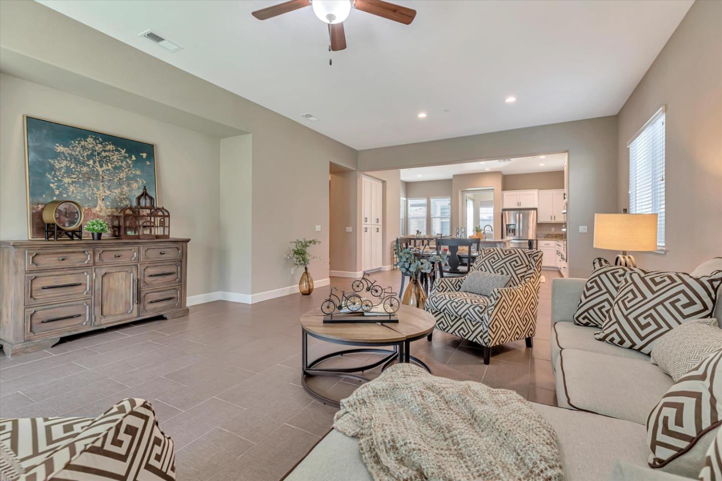 Detail Gallery Image 11 of 57 For 1319 Wildrose Dr, Hollister,  CA 95023 - 4 Beds | 3/1 Baths