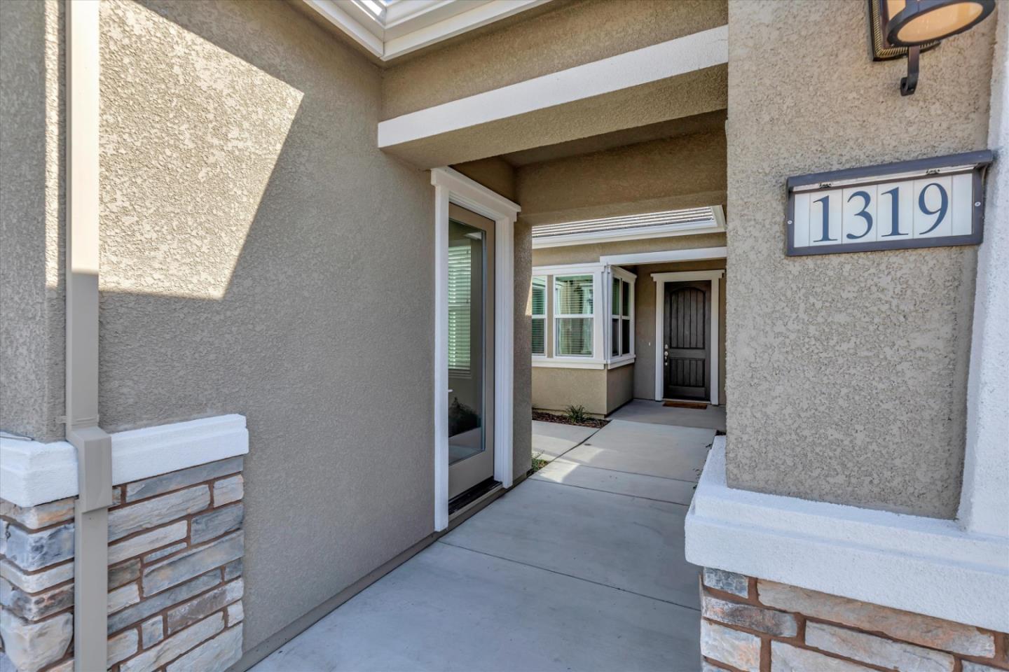 Detail Gallery Image 5 of 57 For 1319 Wildrose Dr, Hollister,  CA 95023 - 4 Beds | 3/1 Baths
