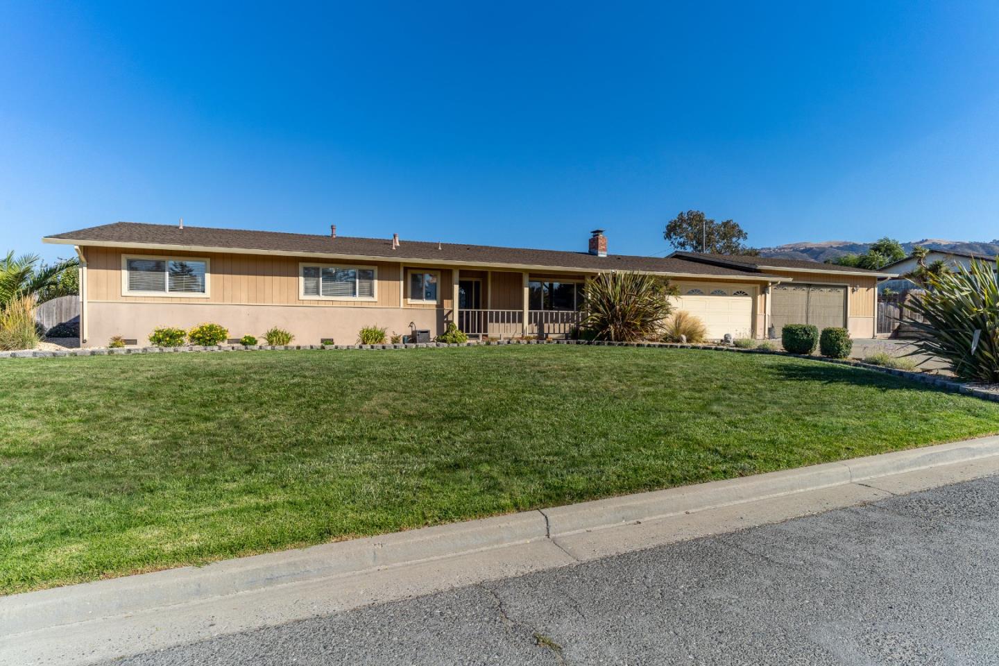 Detail Gallery Image 1 of 22 For 22115 Berry Dr, Salinas,  CA 93908 - 4 Beds | 2 Baths