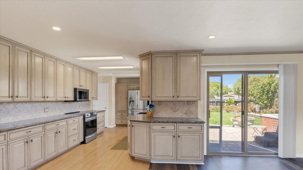 Detail Gallery Image 15 of 22 For 22115 Berry Dr, Salinas,  CA 93908 - 4 Beds | 2 Baths