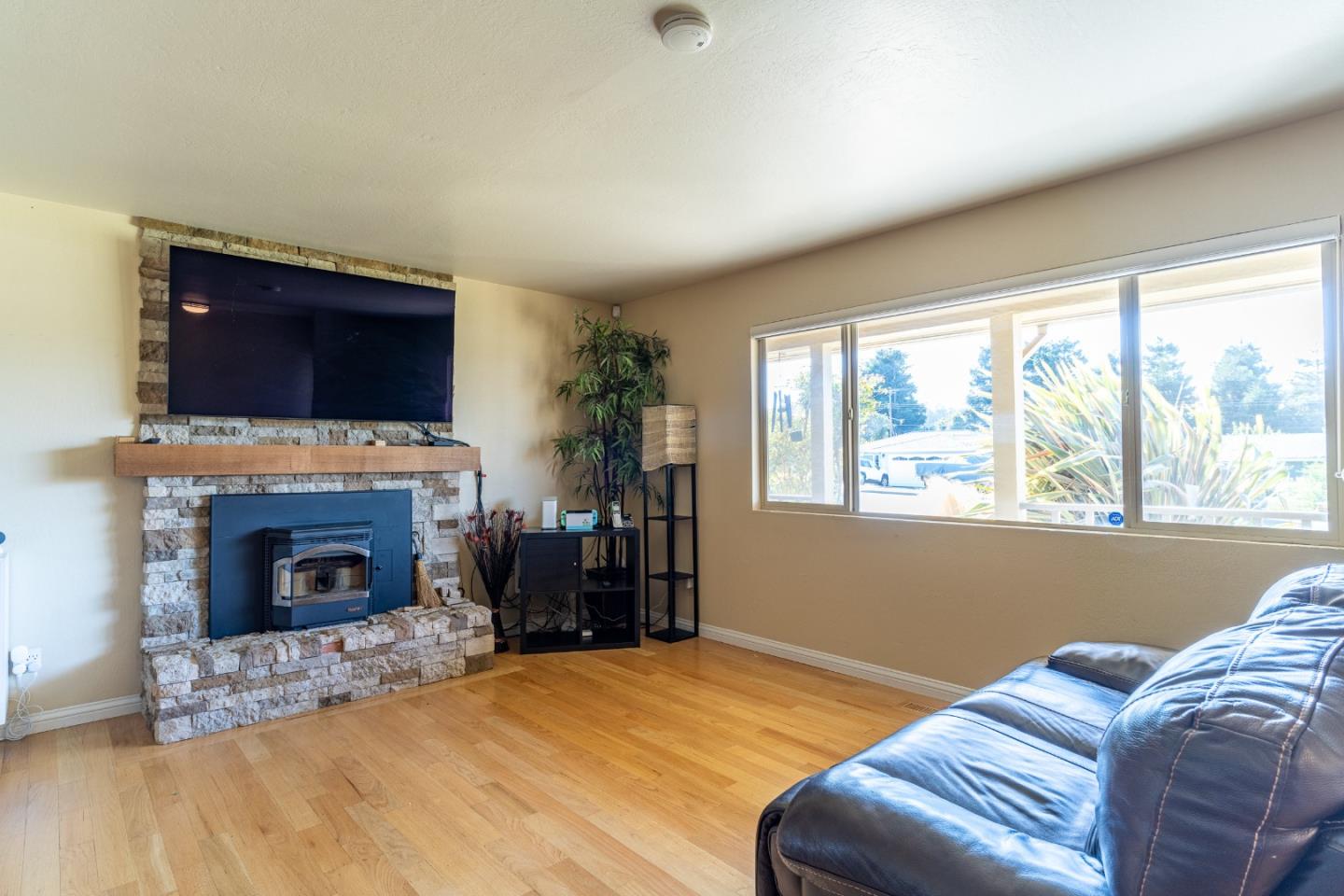 Detail Gallery Image 5 of 22 For 22115 Berry Dr, Salinas,  CA 93908 - 4 Beds | 2 Baths