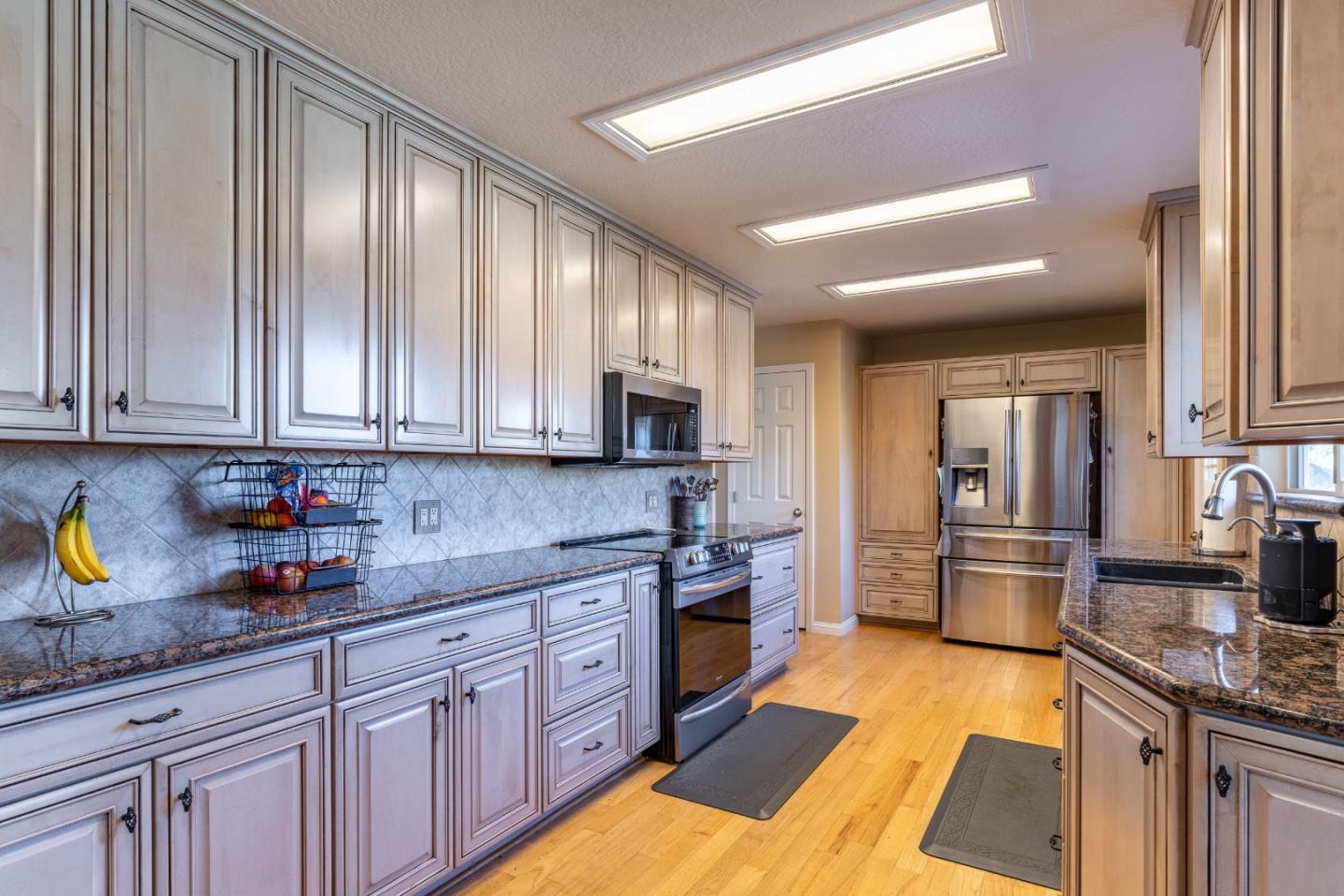 Detail Gallery Image 6 of 22 For 22115 Berry Dr, Salinas,  CA 93908 - 4 Beds | 2 Baths