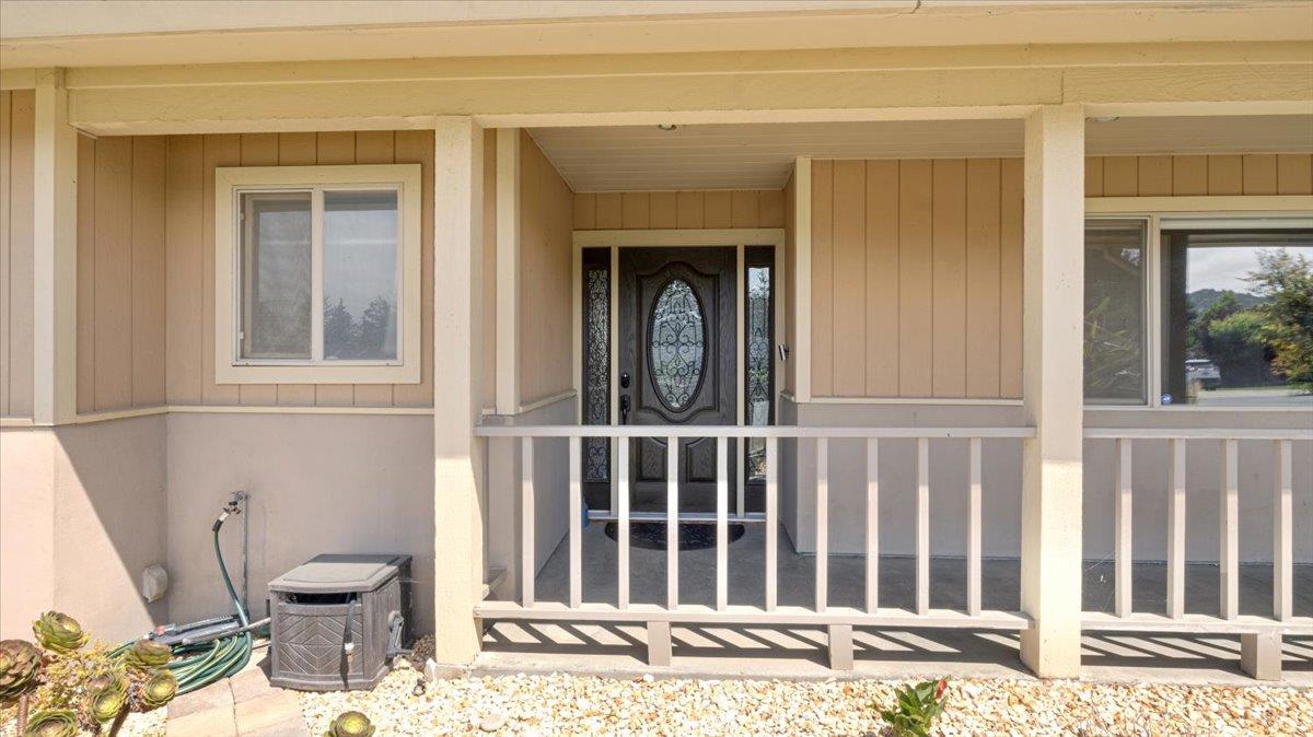 Detail Gallery Image 9 of 22 For 22115 Berry Dr, Salinas,  CA 93908 - 4 Beds | 2 Baths