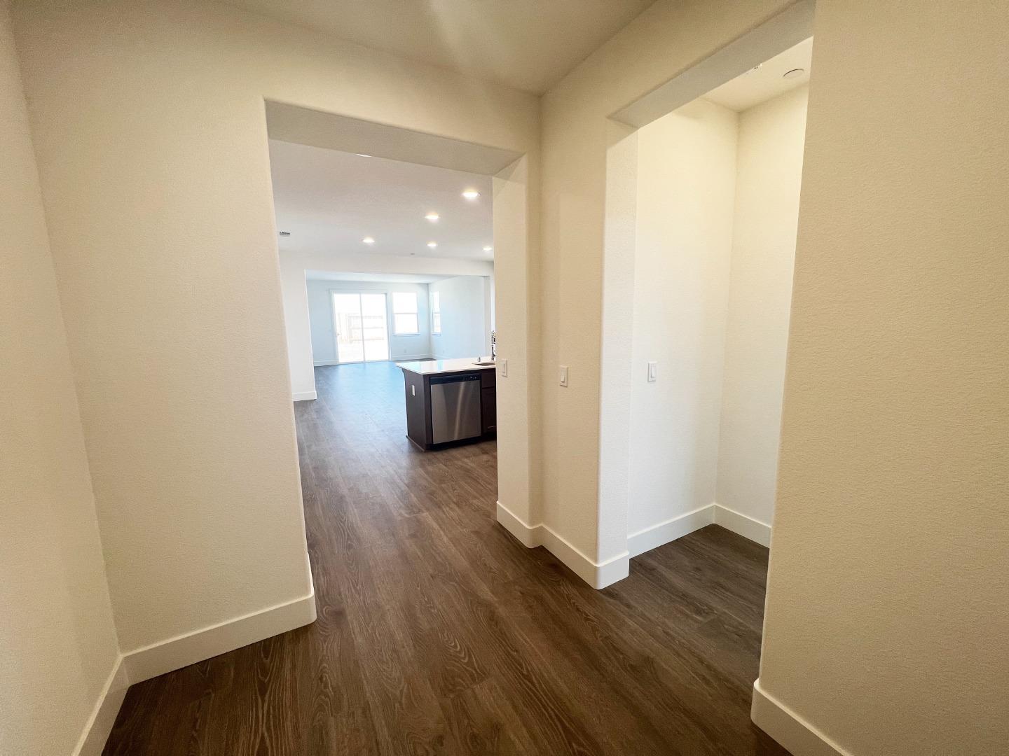 Detail Gallery Image 2 of 12 For 1851 Cobblefield Ln #2-1,  Los Banos,  CA 93635 - 4 Beds | 2 Baths