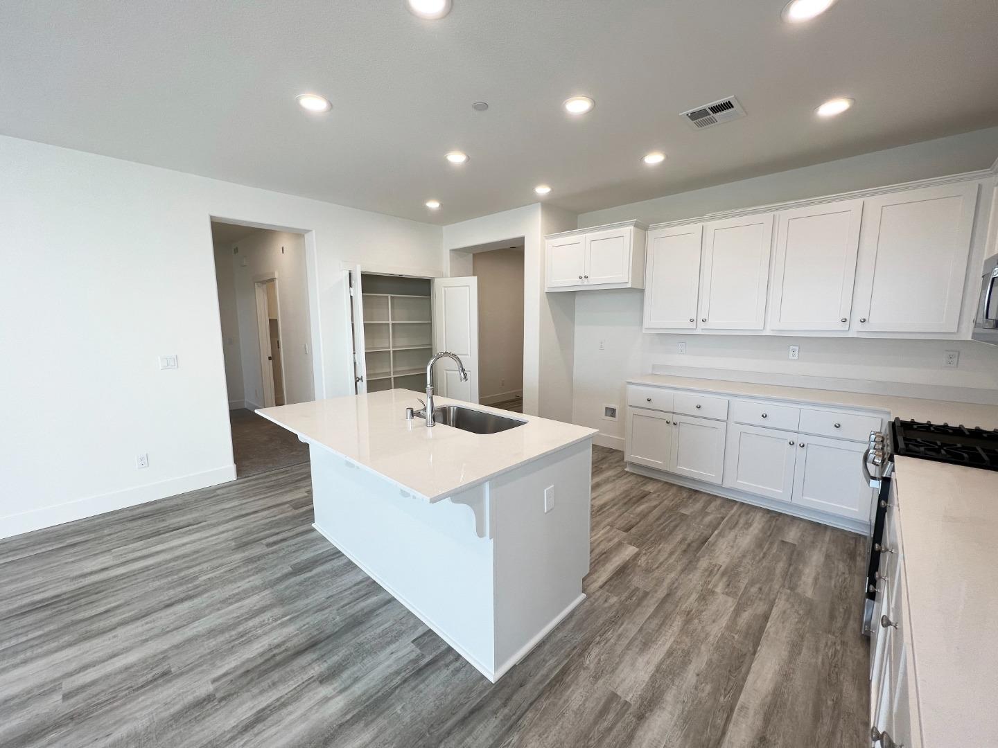 Detail Gallery Image 4 of 13 For 1213 Gypsum Dr #2-30,  Los Banos,  CA 93635 - 4 Beds | 2 Baths