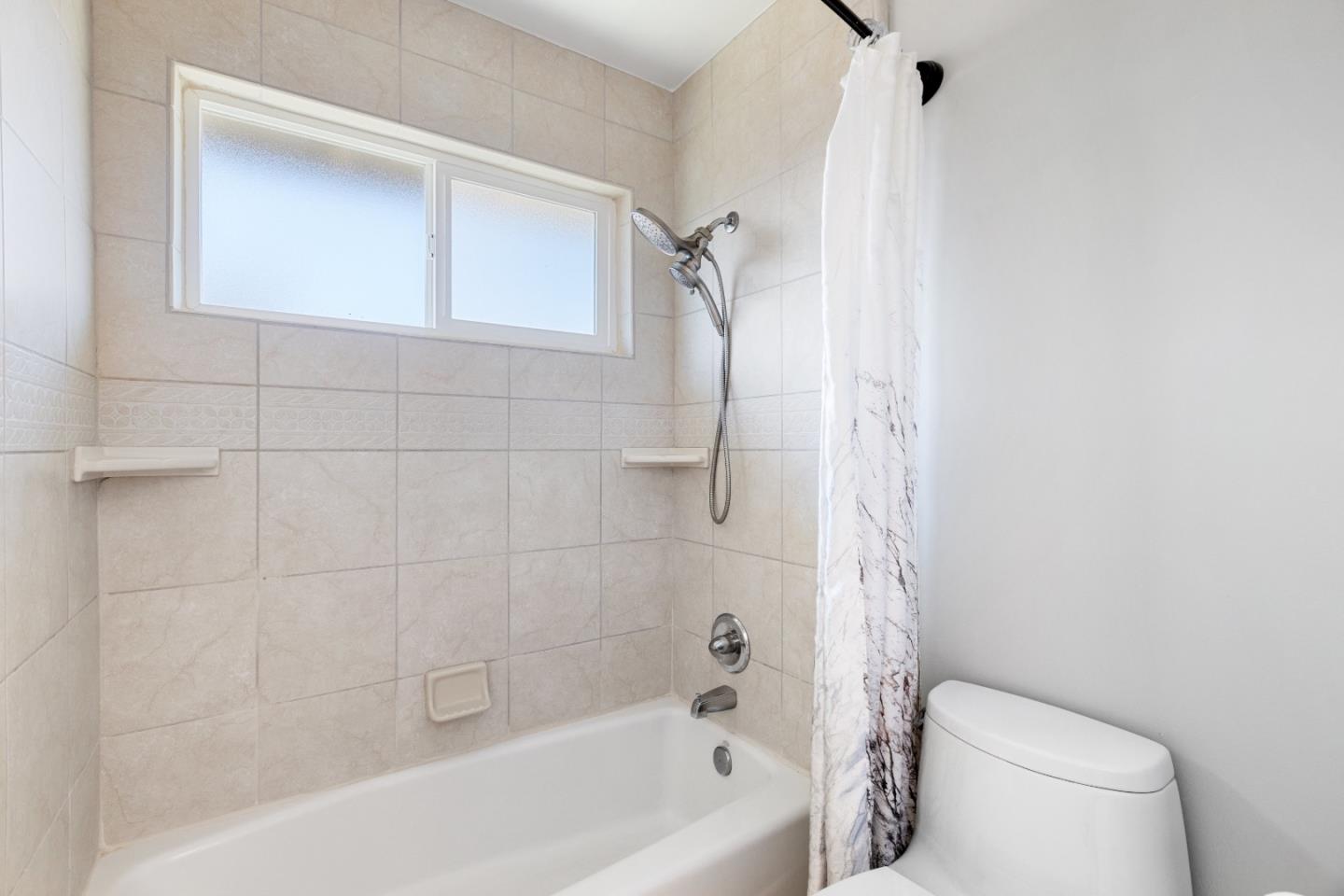 Detail Gallery Image 31 of 44 For 758 Ambrose Dr, Salinas,  CA 93901 - 5 Beds | 2/1 Baths