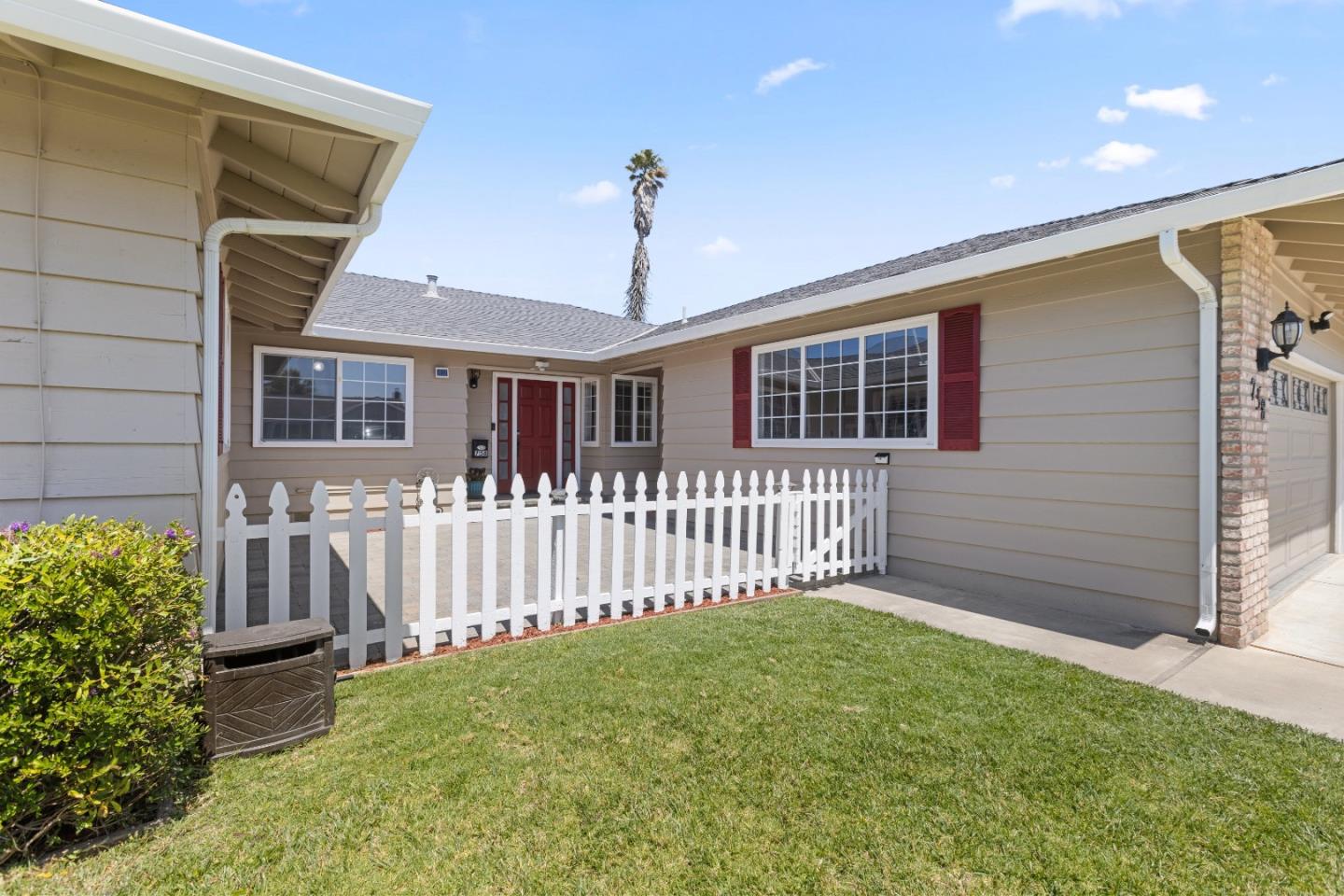 Detail Gallery Image 4 of 44 For 758 Ambrose Dr, Salinas,  CA 93901 - 5 Beds | 2/1 Baths
