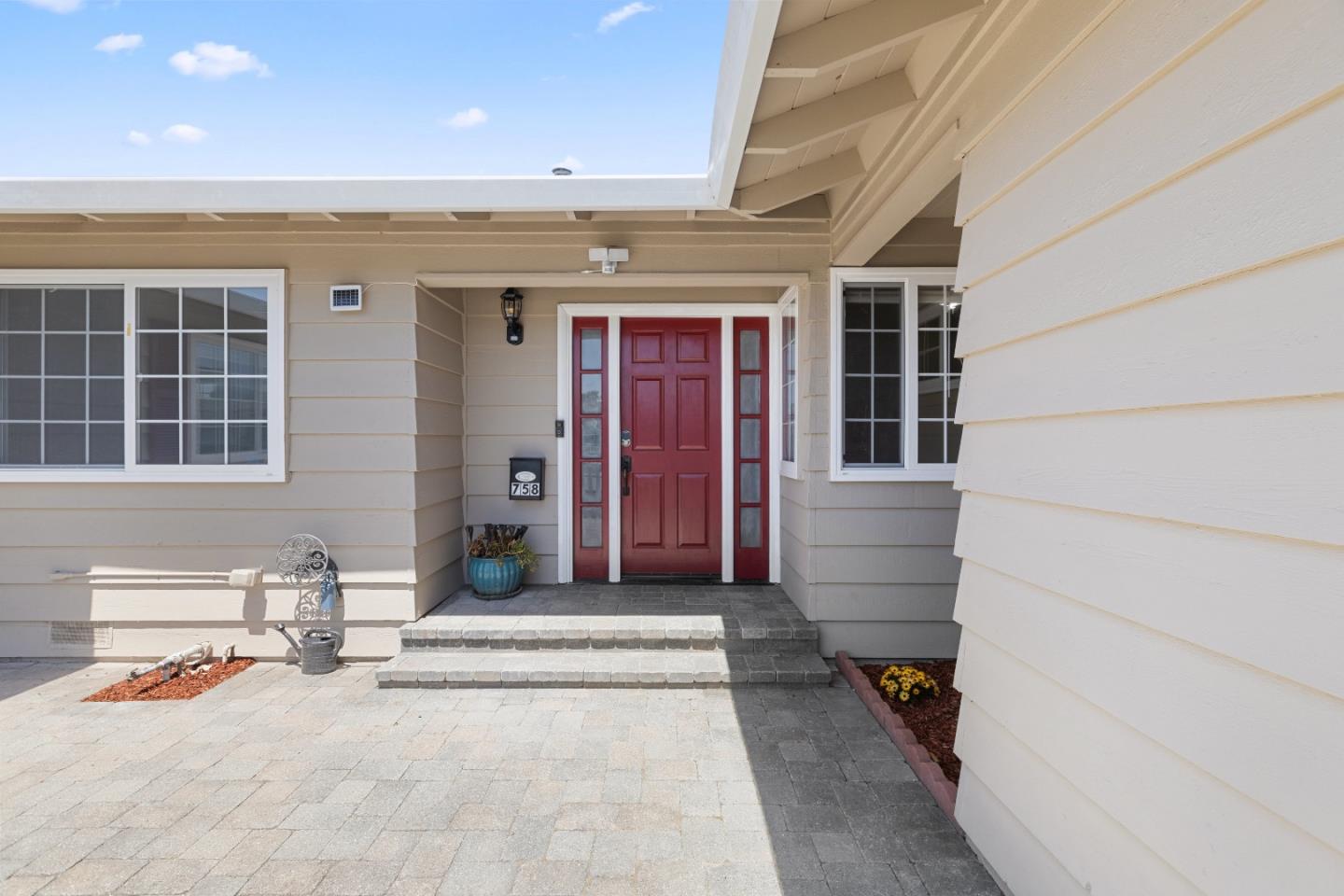 Detail Gallery Image 5 of 44 For 758 Ambrose Dr, Salinas,  CA 93901 - 5 Beds | 2/1 Baths