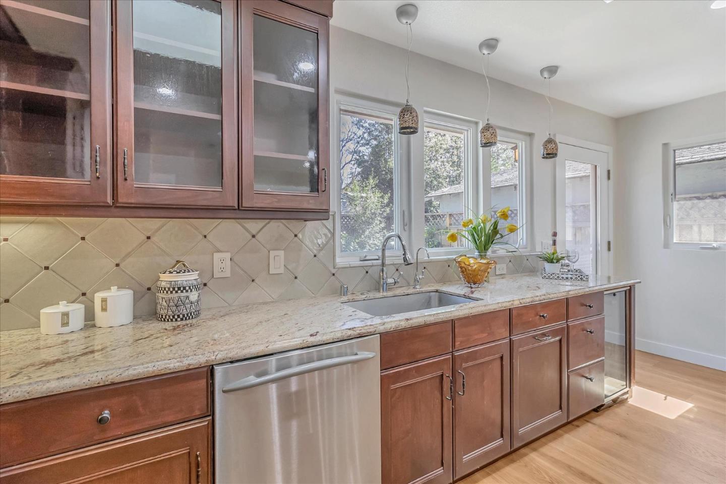 Detail Gallery Image 16 of 54 For 224 Willow Rd, Menlo Park,  CA 94025 - 3 Beds | 2 Baths