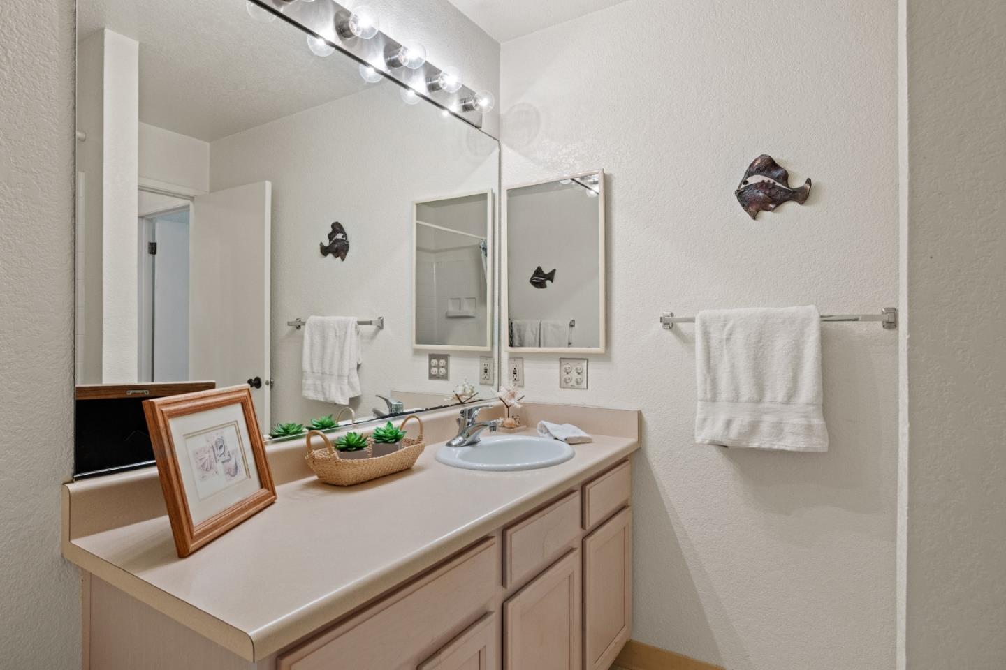 Detail Gallery Image 10 of 31 For 1 Surf Way #216,  Monterey,  CA 93940 - 1 Beds | 1 Baths