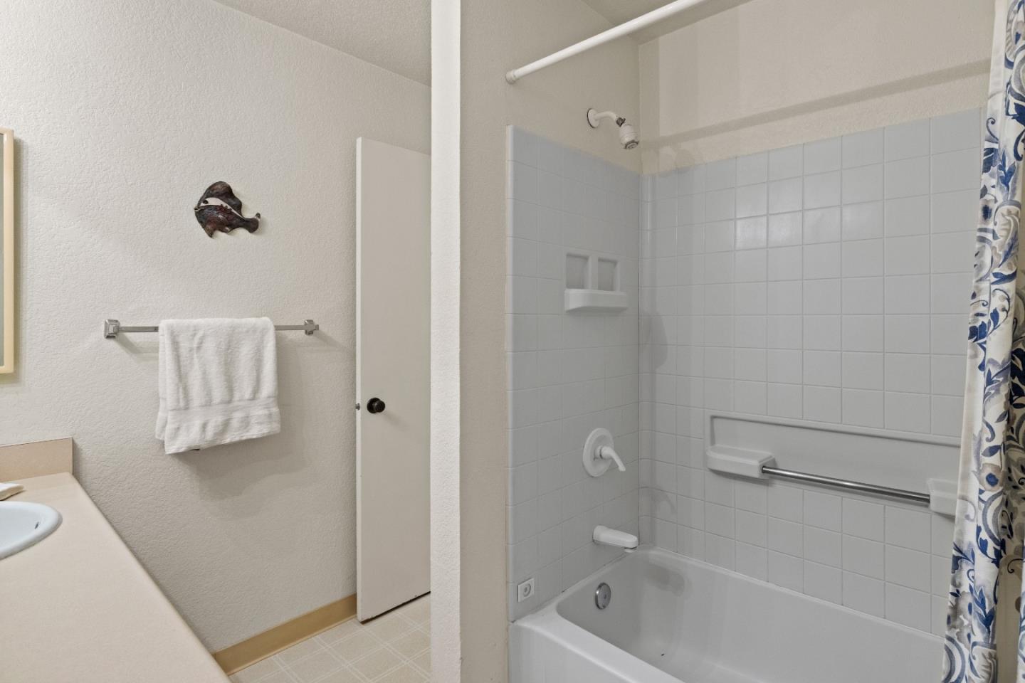 Detail Gallery Image 11 of 31 For 1 Surf Way #216,  Monterey,  CA 93940 - 1 Beds | 1 Baths