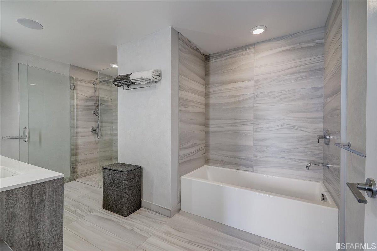 Detail Gallery Image 27 of 75 For 201 Folsom St 32e,  San Francisco,  CA 94105 - 3 Beds | 3 Baths