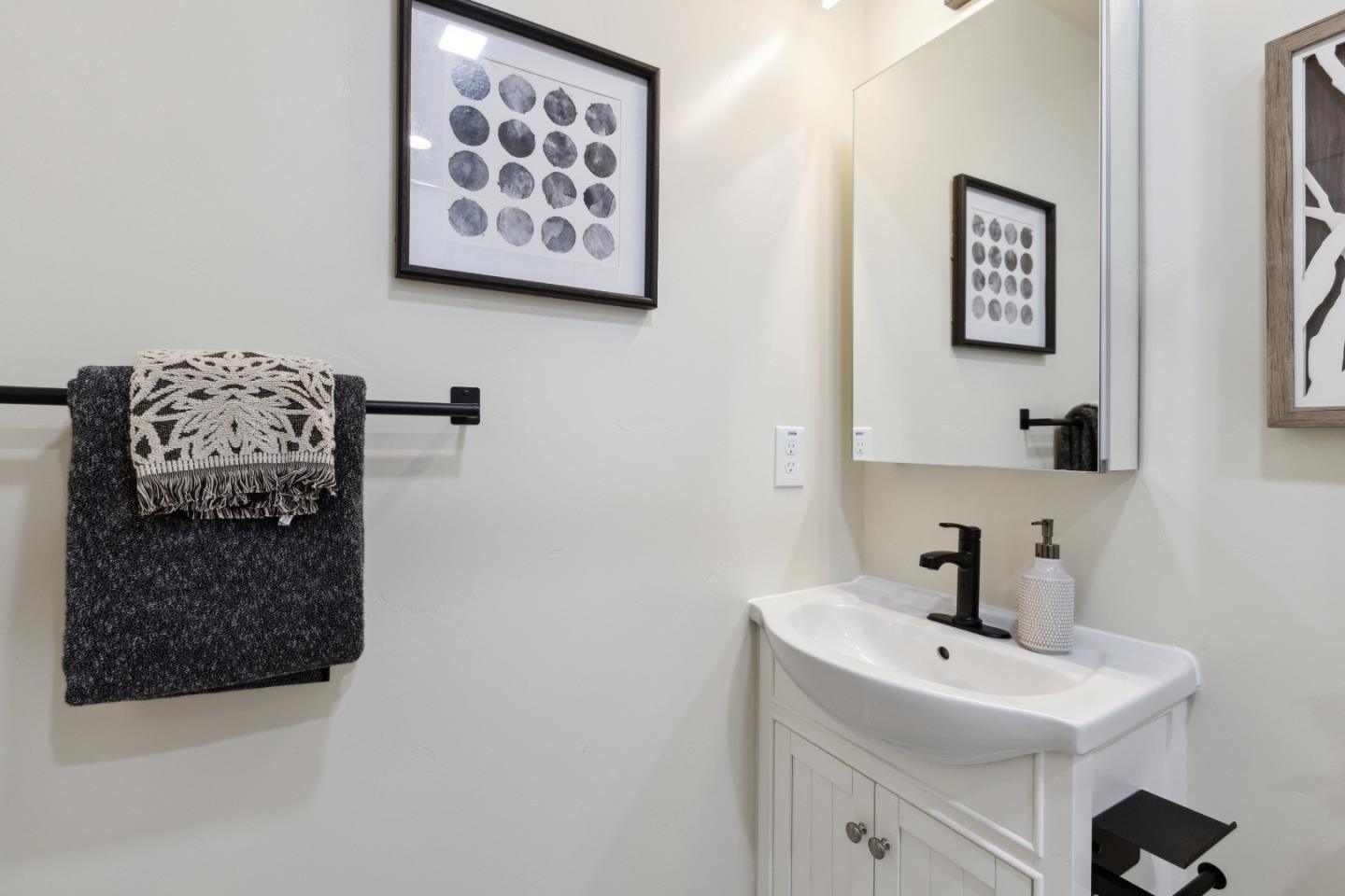 Detail Gallery Image 15 of 34 For 250 Lassen Ct, Hollister,  CA 95023 - 3 Beds | 2 Baths