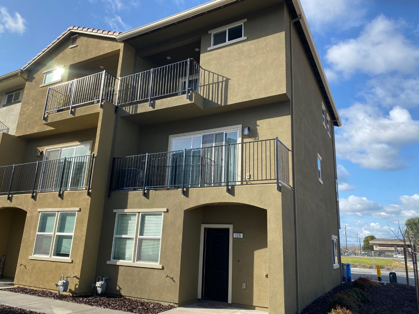 125 Bundeson Dr, Hollister, CA 95023