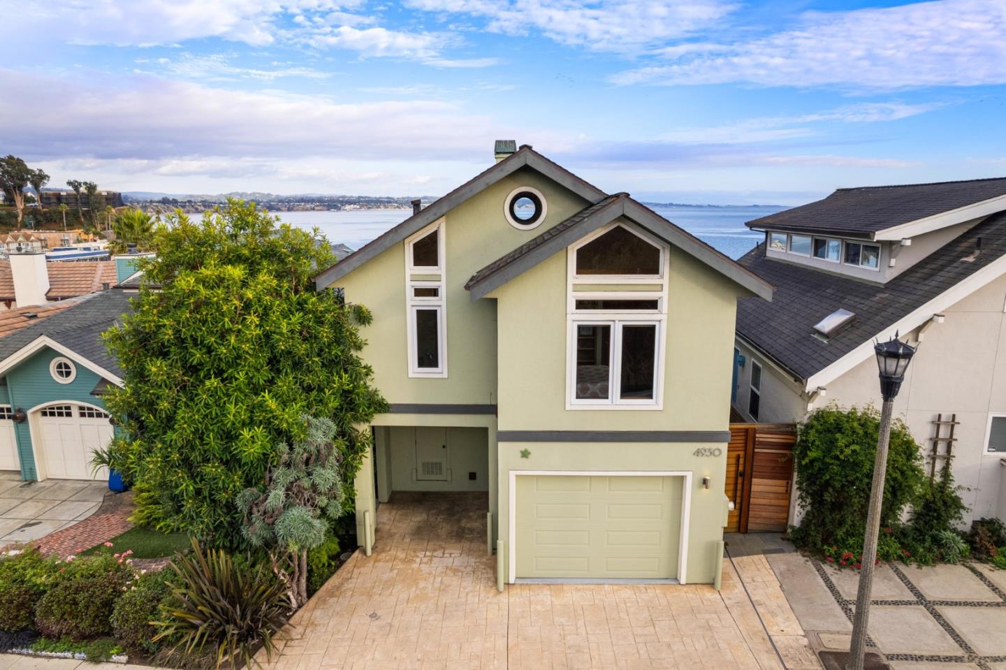 Detail Gallery Image 4 of 63 For 4930 Cliff Dr, Capitola,  CA 95010 - 2 Beds | 2 Baths