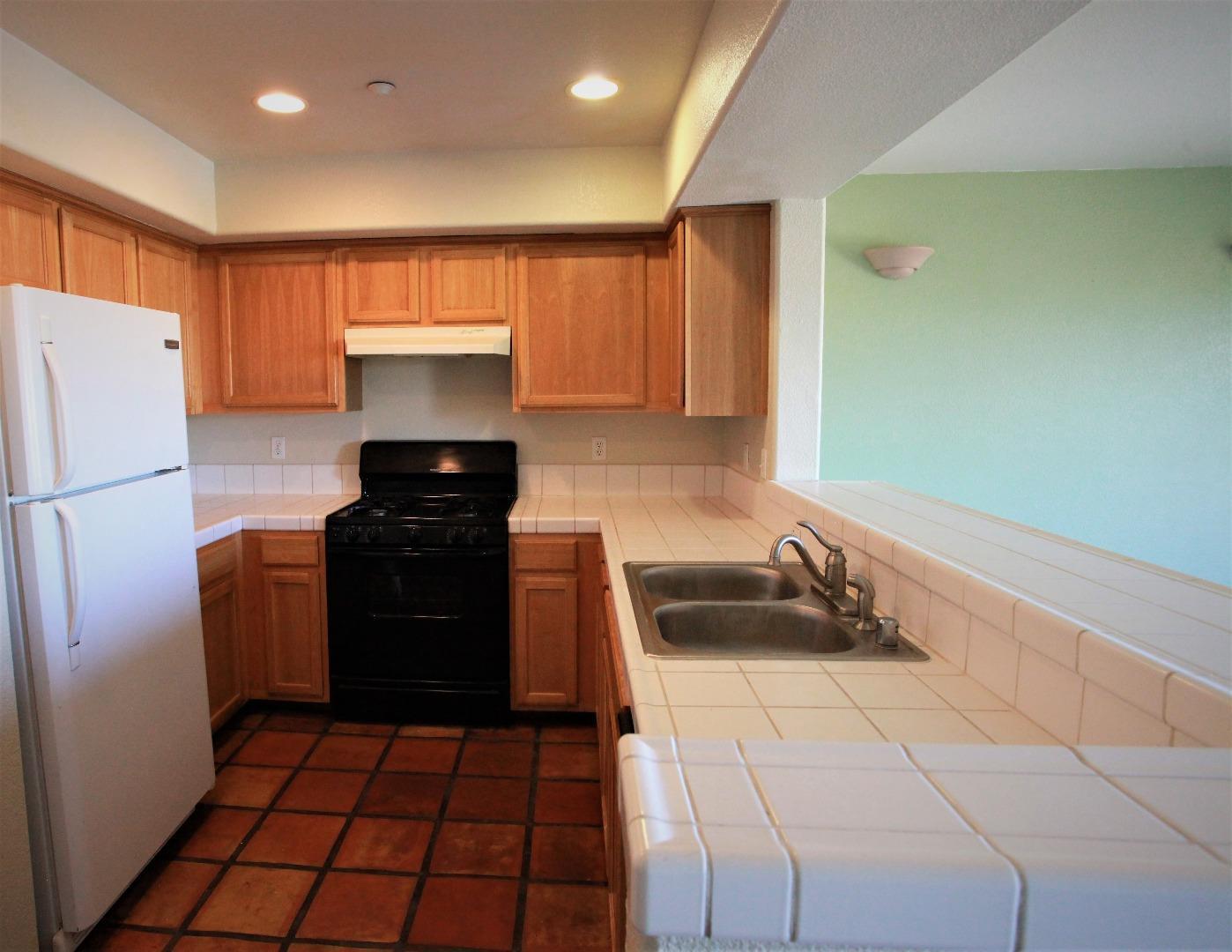 Detail Gallery Image 5 of 21 For 1295 Nogal Dr #B,  Salinas,  CA 93905 - 3 Beds | 2/1 Baths