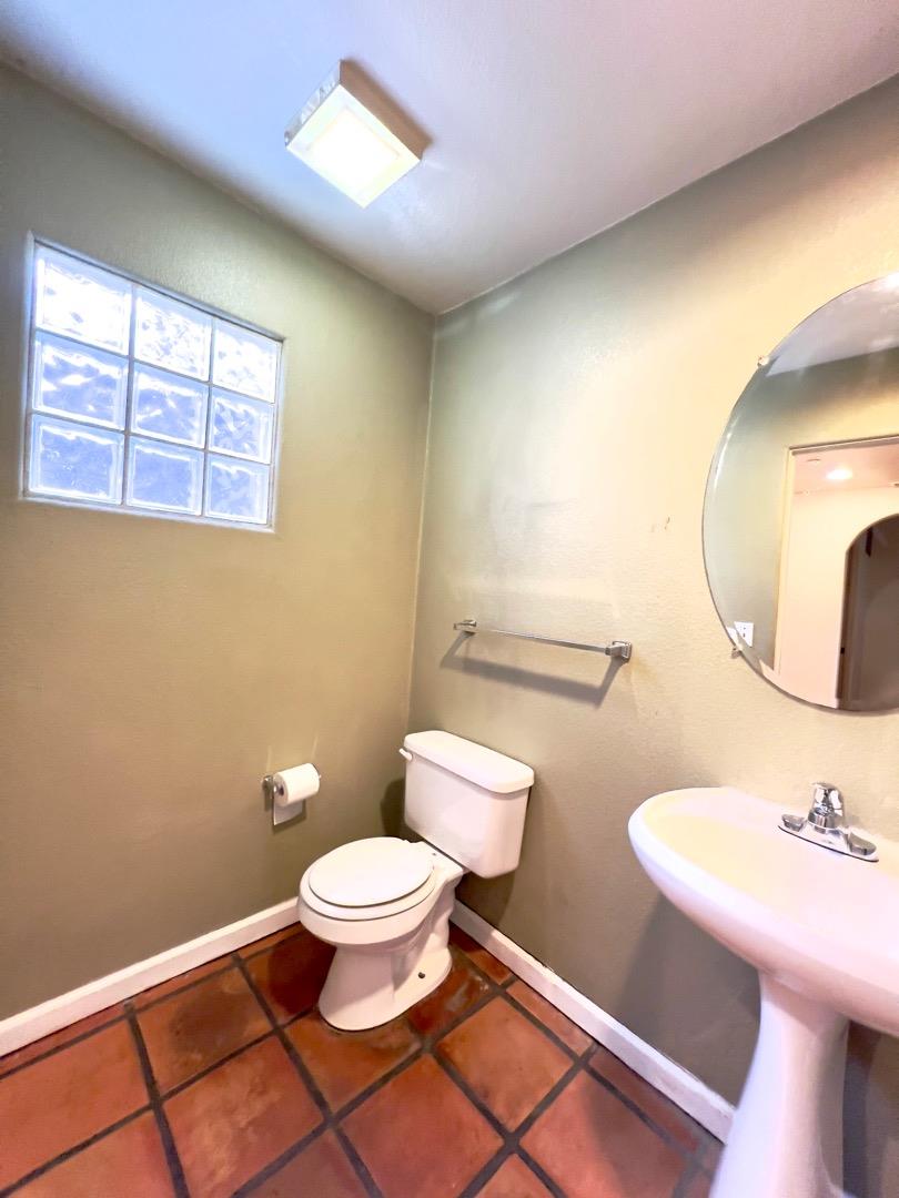Detail Gallery Image 8 of 21 For 1295 Nogal Dr #B,  Salinas,  CA 93905 - 3 Beds | 2/1 Baths