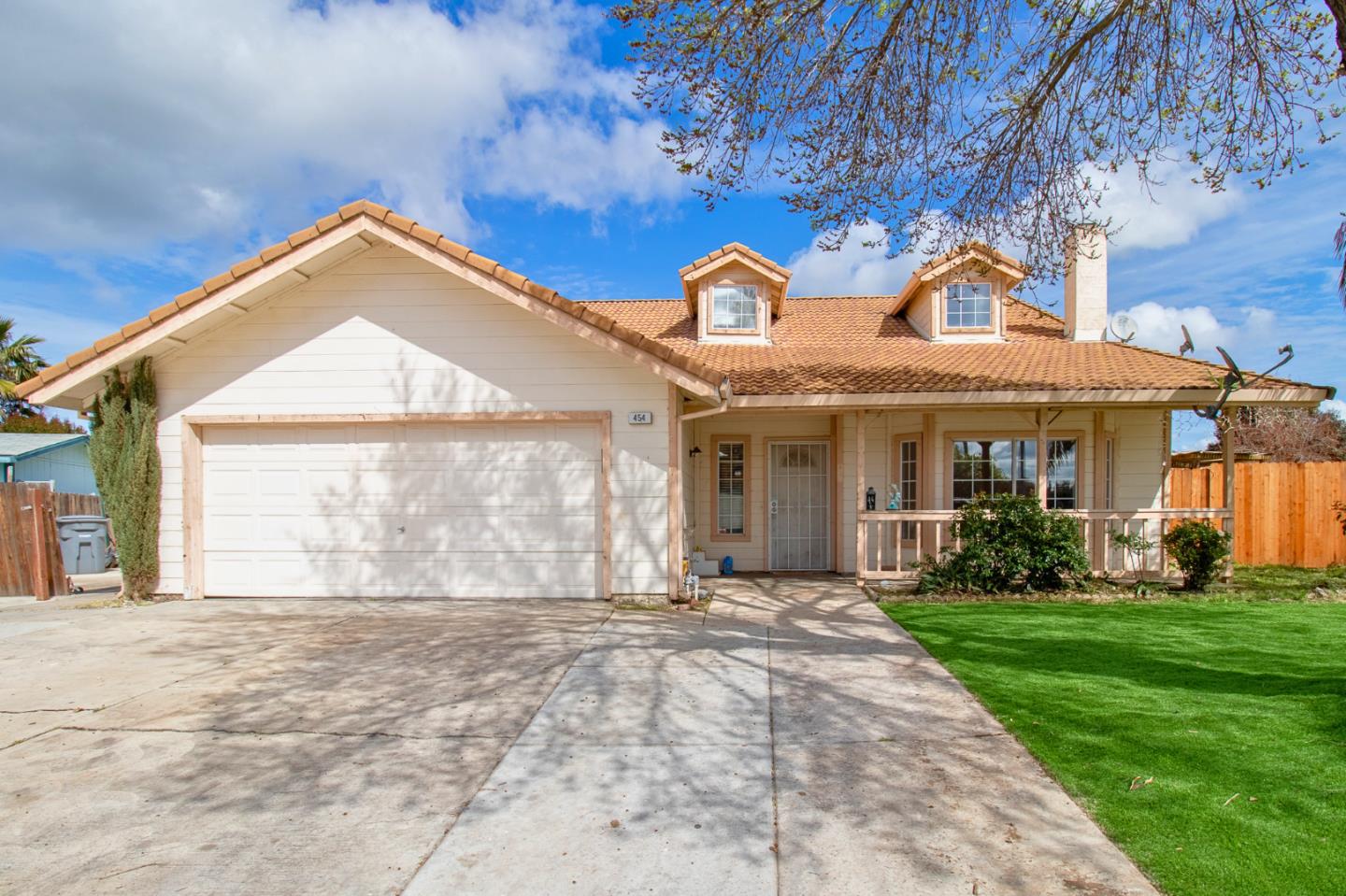 454 Oakwood Drive, Los Banos, CA 