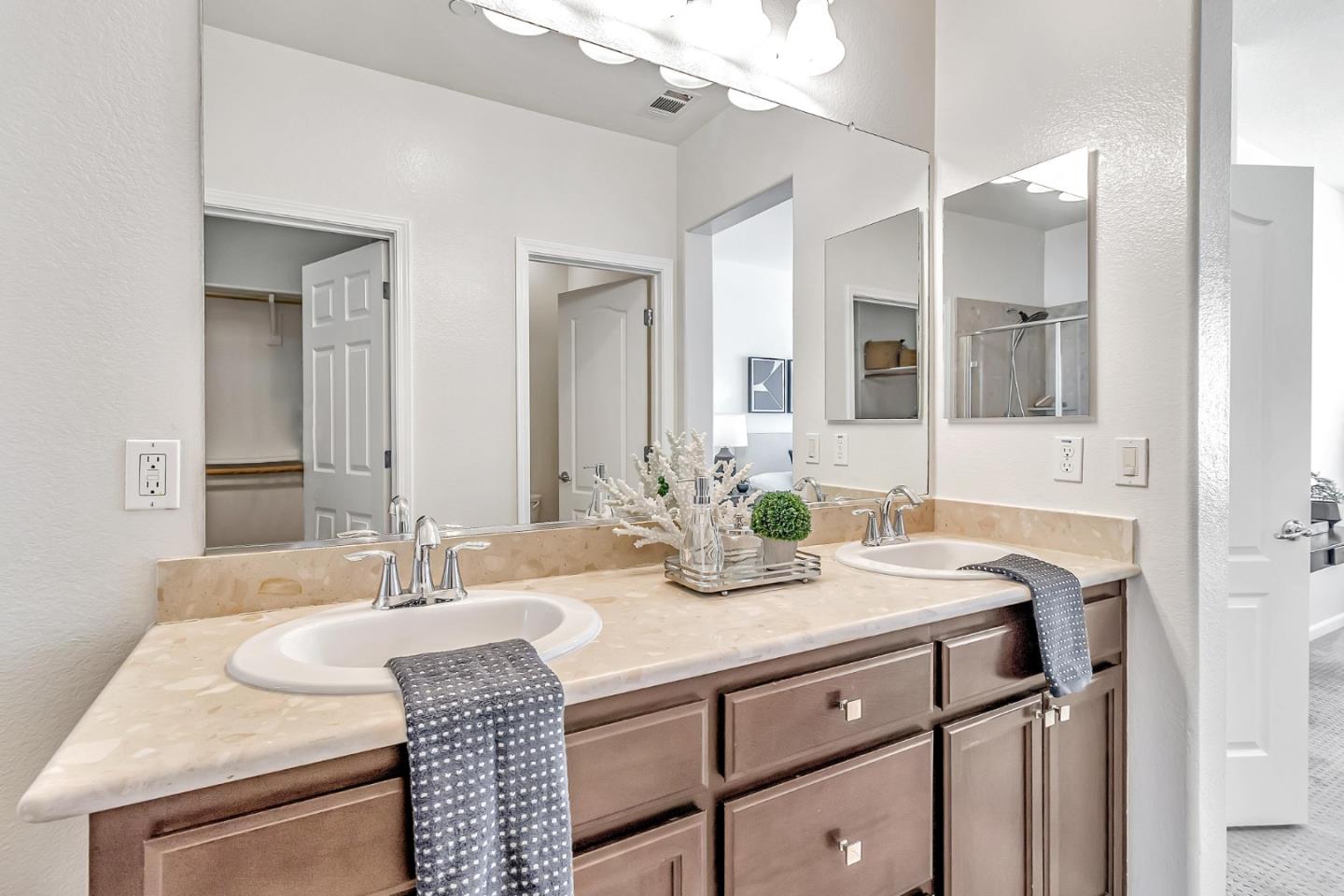 Detail Gallery Image 16 of 28 For 103 N Hummingbird Ln, San Mateo,  CA 94402 - 2 Beds | 2/1 Baths