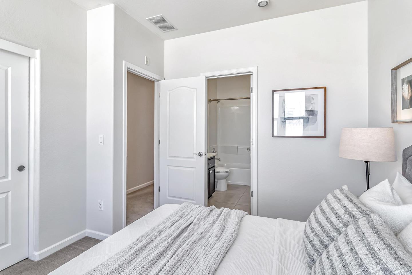 Detail Gallery Image 21 of 28 For 103 N Hummingbird Ln, San Mateo,  CA 94402 - 2 Beds | 2/1 Baths