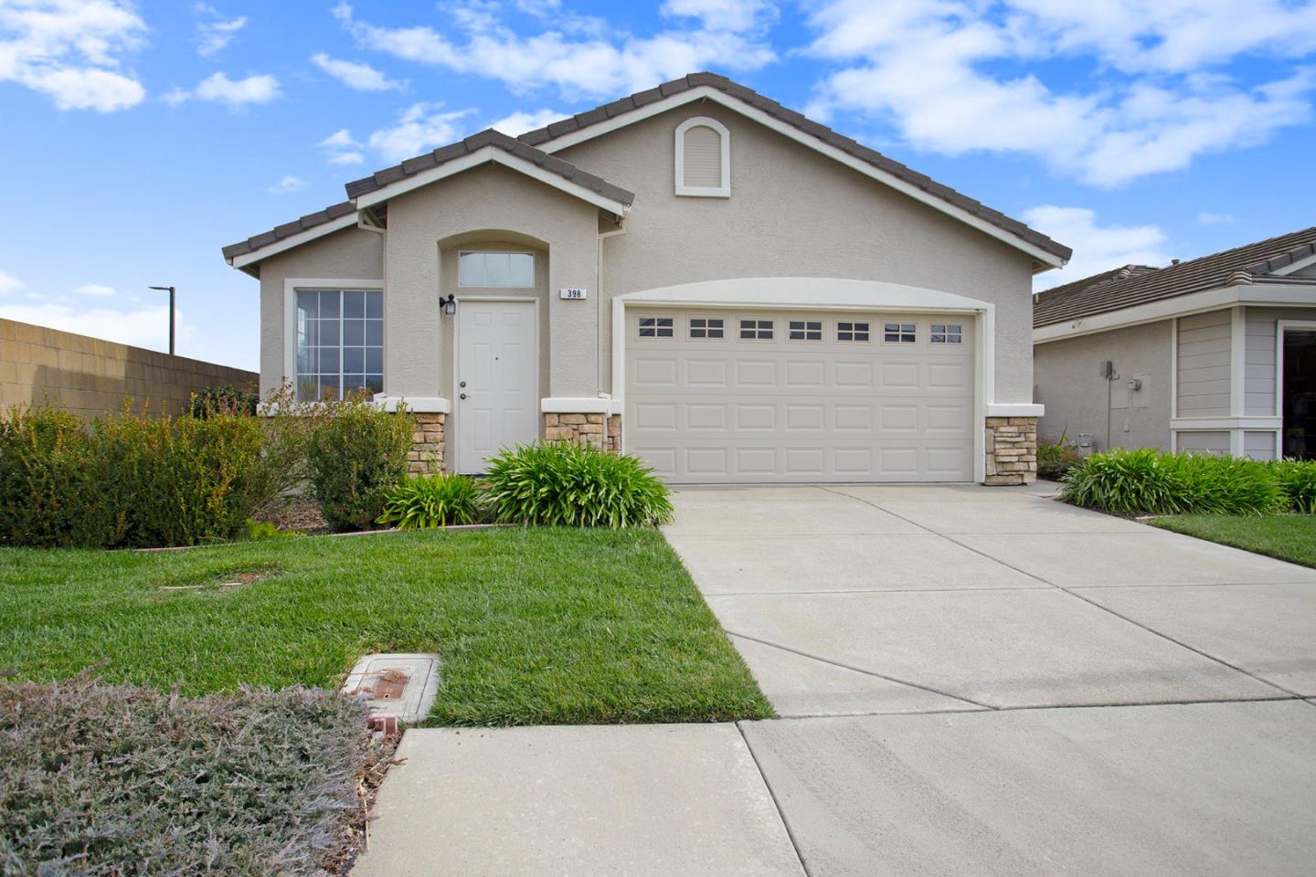 Photo of 398 Bartlett Ln in Vacaville, CA