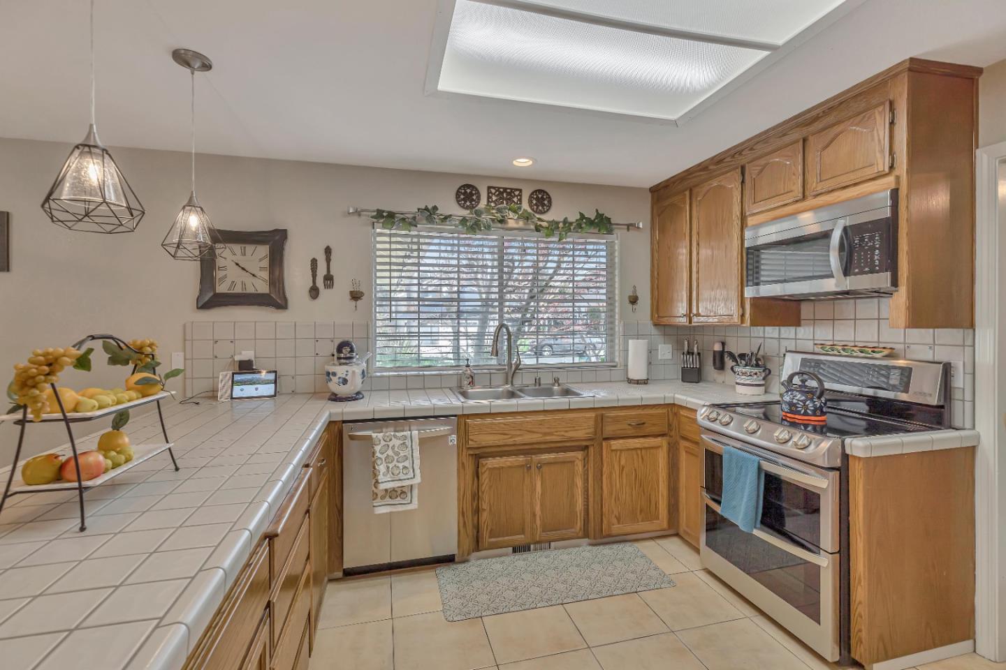 Detail Gallery Image 11 of 53 For 381 Tina Dr, Hollister,  CA 95023 - 3 Beds | 2 Baths