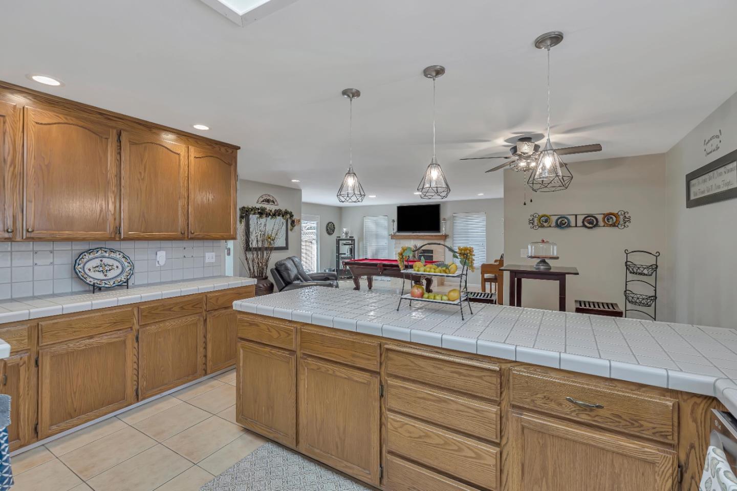 Detail Gallery Image 12 of 53 For 381 Tina Dr, Hollister,  CA 95023 - 3 Beds | 2 Baths