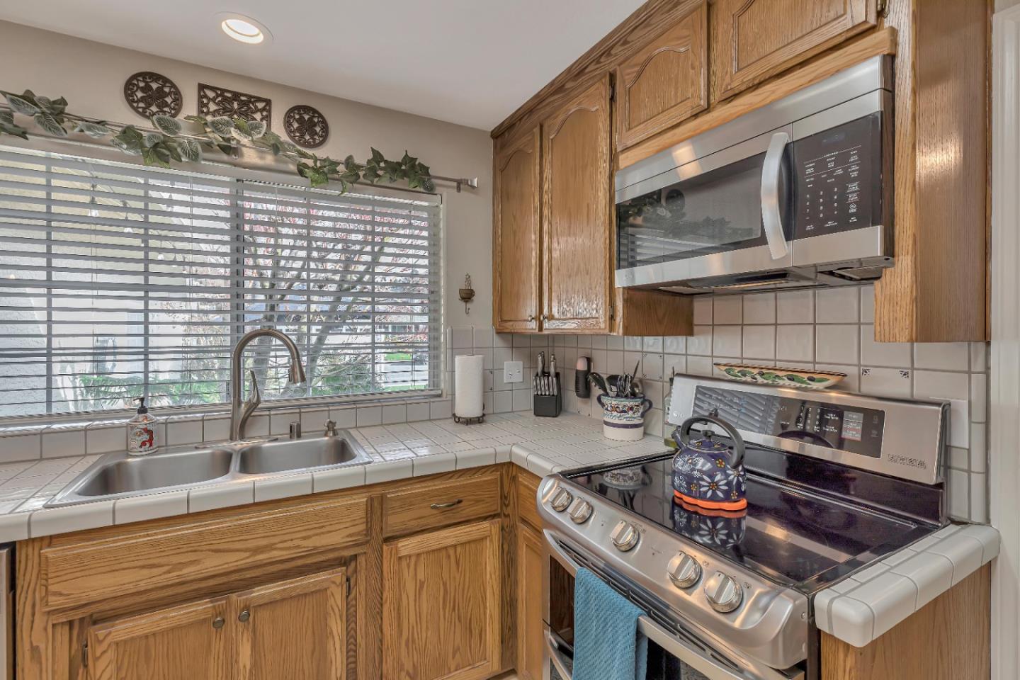 Detail Gallery Image 13 of 53 For 381 Tina Dr, Hollister,  CA 95023 - 3 Beds | 2 Baths