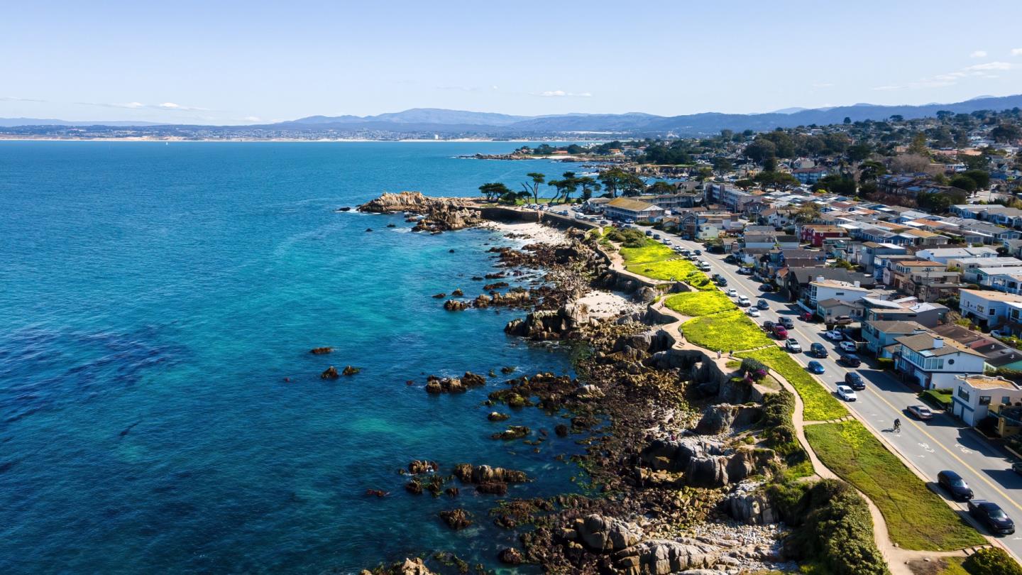 Detail Gallery Image 2 of 30 For 700 Briggs Ave #1,  Pacific Grove,  CA 93950 - 2 Beds | 2 Baths
