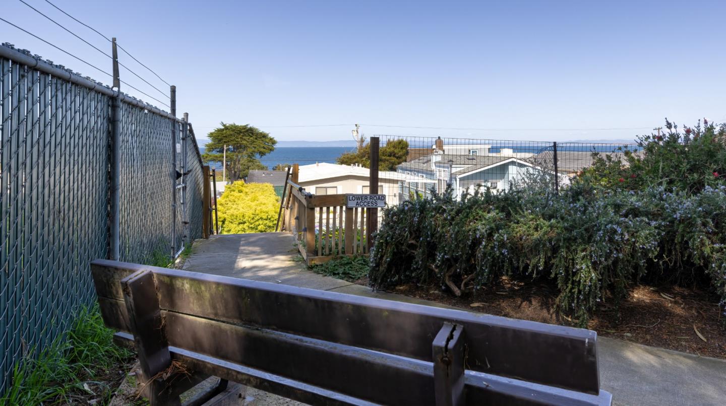 Detail Gallery Image 27 of 30 For 700 Briggs Ave #1,  Pacific Grove,  CA 93950 - 2 Beds | 2 Baths