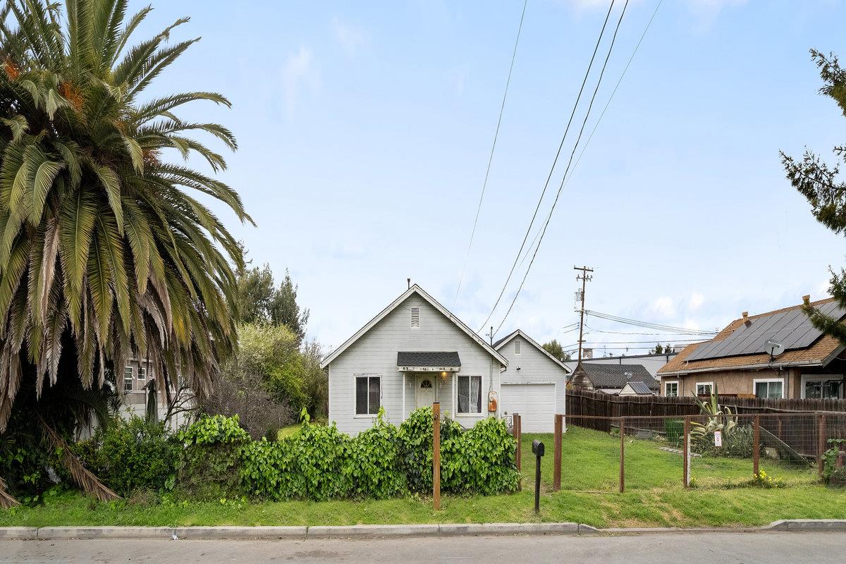 Detail Gallery Image 1 of 1 For 521 3rd Ave, Redwood City,  CA 94063 - 3 Beds | 2 Baths