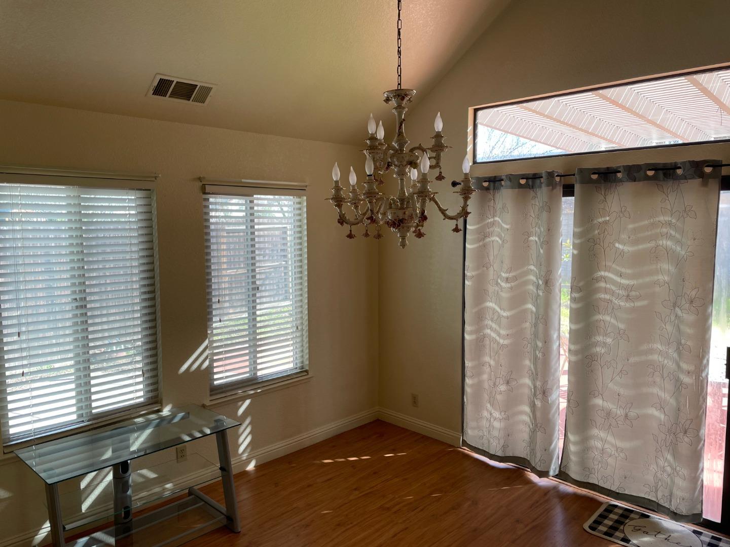 Detail Gallery Image 5 of 32 For 9024 Levant Ct, Elk Grove,  CA 95758 - 3 Beds | 2/1 Baths