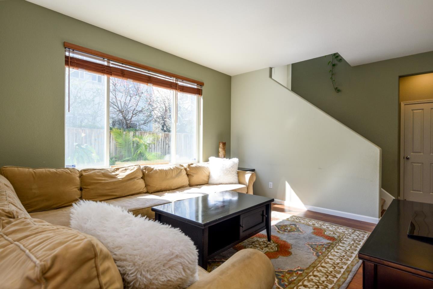 Detail Gallery Image 3 of 23 For 930 Gates St, East Palo Alto,  CA 94303 - 3 Beds | 2/1 Baths