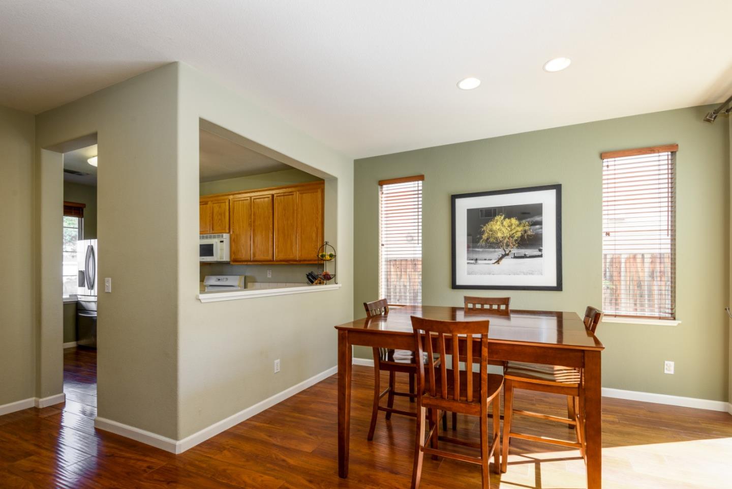 Detail Gallery Image 5 of 23 For 930 Gates St, East Palo Alto,  CA 94303 - 3 Beds | 2/1 Baths